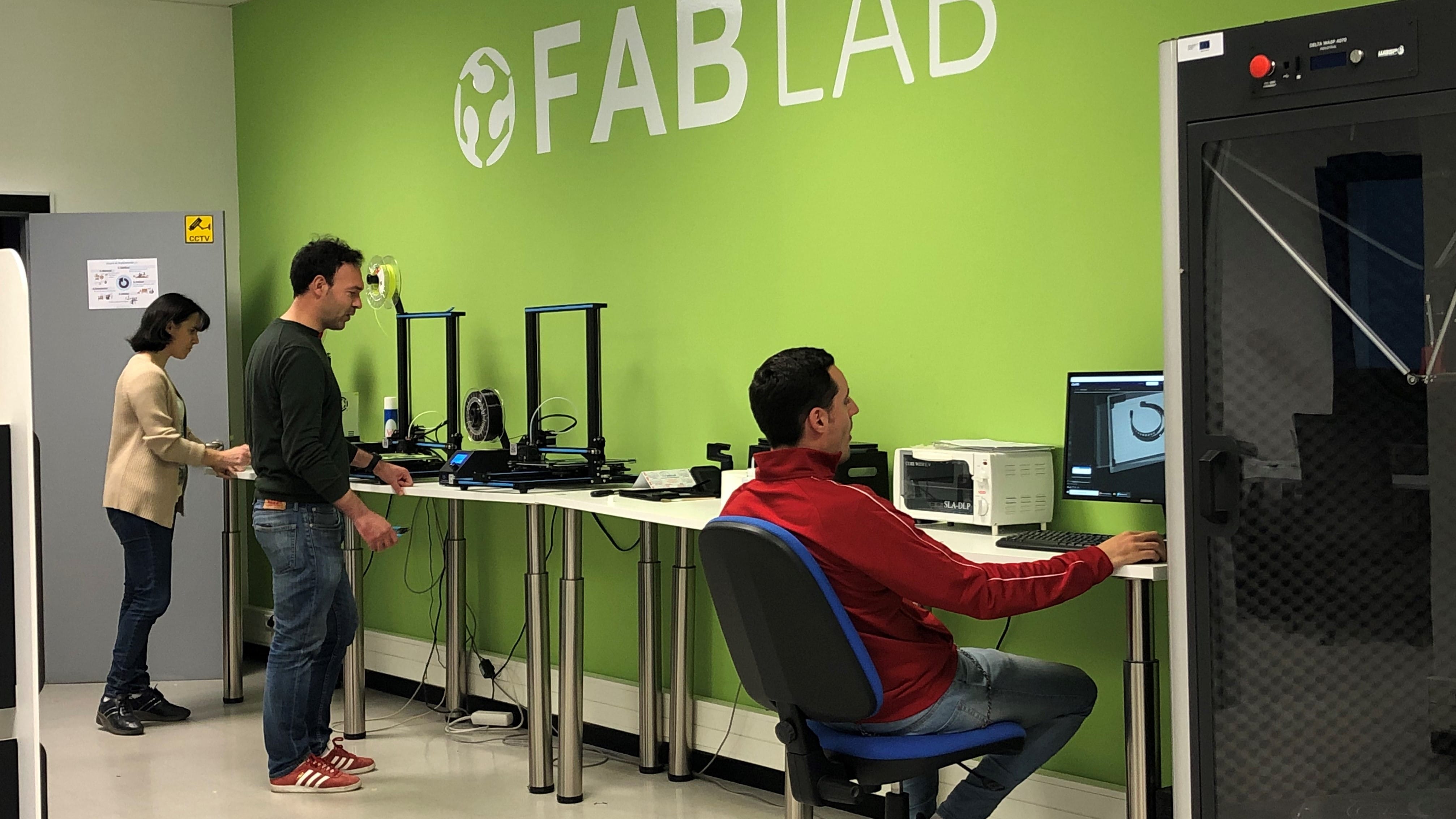 Técnicos de la UVa, durante el proceso de elaboración de máscaras protectoras en el Fablab de Funge UVa