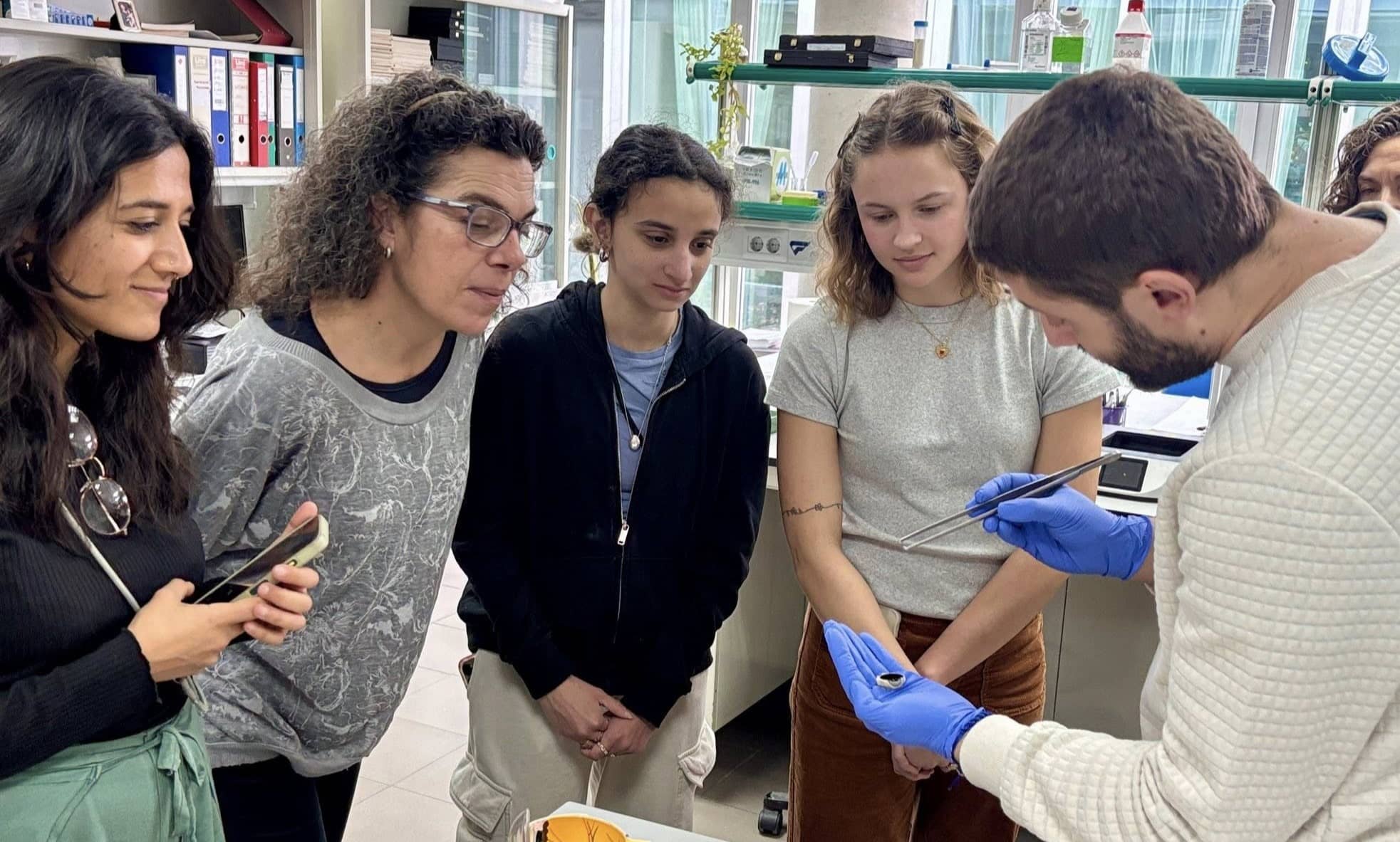 Estudiantes del Curso de Español para la Salud de la UVa visitan el IOBA
