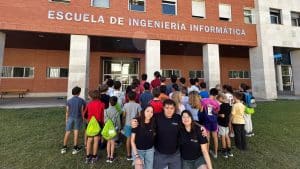 20260722 WEB NOTICIA FOTO2 CampusTecnologico PA Escolares de uno de los turnos del Campus Tecnológico de Verano en la UVa en Valladolid muestran sus diplomas en el Campus Miguel Delibes