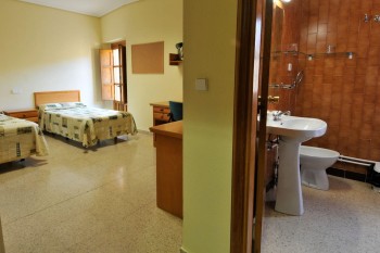Habitación y baño Residencia Duques de Soria Universidad de Valladolid Habitación y baño Residencia Duques de Soria Universidad de Valladolid