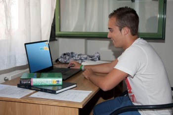 Mesa de estudio Apartamentos Cardenal Mendoza Universidad de Valladolid Mesa de estudio Apartamentos Cardenal Mendoza Universidad de Valladolid