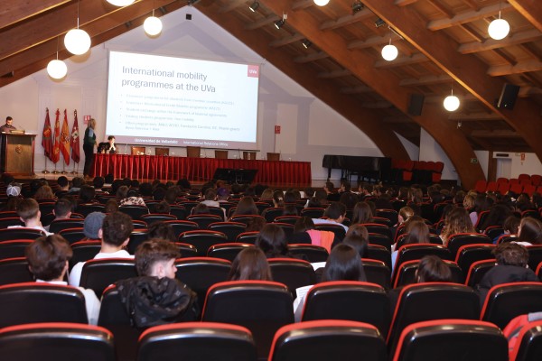 Paraninfo del Palacio de Congresos Conde Ansúrez asistentes 2 Paraninfo del Palacio de Congresos Conde Ansúrez asistentes 2